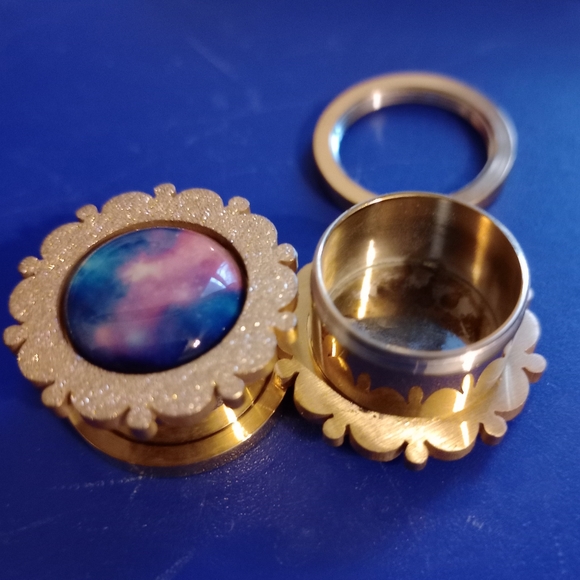 SPARKLING GOLD GALAXY INLAY SCREW BACK TUNNELS - Picture 3 of 6